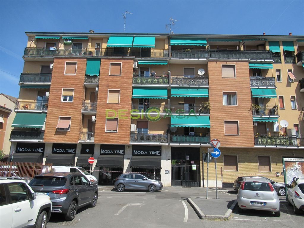 TRE LOCALI+SERVIZI CON BALCONE E CANTINA