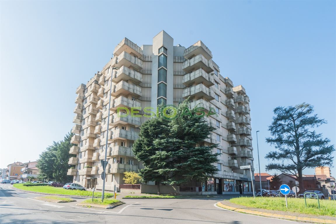 Trilocale con cantina e box in vendita in centro a Desio