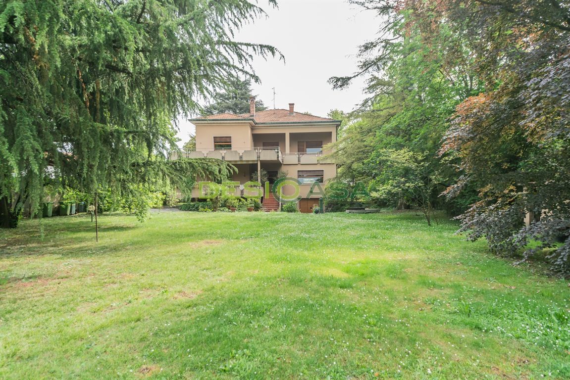 VILLA DI PRESTIGIO SU PIU’ LIVELLI CON AMPIO GIARDINO E VOLUMETRIA RESIDUA